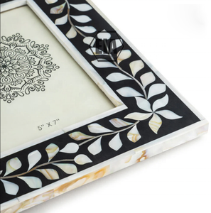 Cadre photo en résine artisanal de qualité supérieure avec une magnifique combinaison de couleurs et des couleurs personnalisées avec des puces collées à la main. - Product Image 6