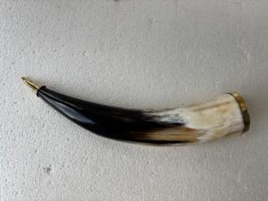 Corne à boire viking artisanale authentique en corne de bœuf avec bordure en laiton poli - Ensemble cadeau de tasse à bière ou à miad médiévale nordique - Product Image 3