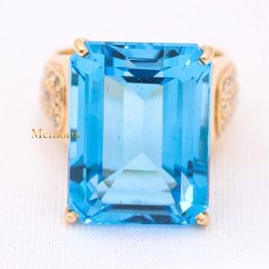 Anillo de declaración de banda ancha con pavé de diamantes, topacio azul y esmeralda natural en oro amarillo macizo de 14K al por mayor, joyería fina Memoria Jewels - Product Image 4