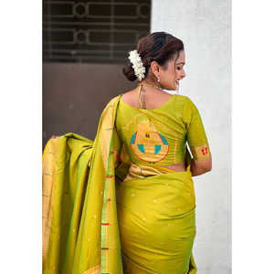 Robe de soirée en soie Paithani tissée avec des fils Zari verts Mahalaxmi God Mehendi de la marque Elite Weaves - Product Image 2