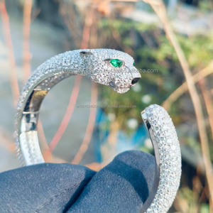 Brazalete Premium con Cabeza de Pantera y Diamantes, Ojos Verdes, Totalmente Cubierto de Diamantes, Diseño Animal en Oro Blanco, Joyería Hip Hop Brillante - Product Image 3