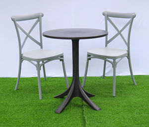 Silla de plástico moldeado estilo X-Back color gris, una silla cómoda y confiable para experiencias culinarias. - Product Image 2