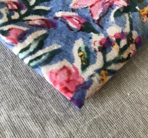 Tela de Algodón Estampada a Mano – Estampado Floral Artístico sobre Base Azul Índigo - Product Image 3