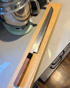 Couteau de chef artisanal en acier Damas avec manche en bois et étui en cuir, lame de 10-11,9 pouces, ambidextre, compatible lave-vaisselle - Product Image 2