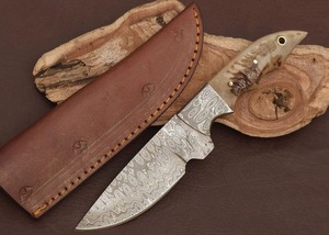 Couteau d'extérieur personnalisé avec lame à motif Damas et poignée en corne, couteau Damas compact pour la survie, la randonnée et les aventures en plein air - Product Image 2