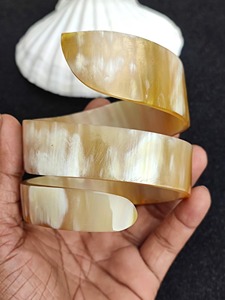 Brazalete de cuerno de búfalo hecho a mano, brazalete pulido de cuerno para mujer, estilo natural, ecológico, color natural con tamaño personalizado - Product Image 2