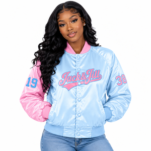Chaqueta universitaria de satén en contraste rosa y azul claro para mujer de Jack And Jill Of America con botones a presión y cuello y puños de punto acanalado. - Product Image 1