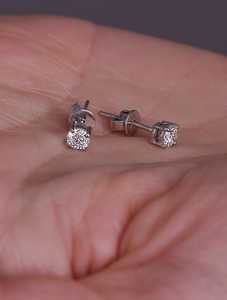 Pendientes de Diamantes Cultivados en Laboratorio con Corte Brillante Redondo Pavé Mediano de 1.14 Quilates F/VS en Oro Blanco Sólido de 18k - Product Image 2