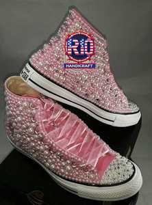 Zapatillas de mujer hechas a mano con bordado floral 3D, de caña baja, blancas, con perlas y pedrería, personalizadas para novias, de satén, para caminar. - Product Image 4