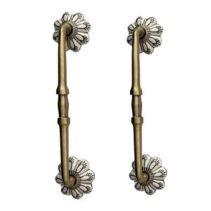 Poignées de meuble traditionnelles en laiton avec extrémités florales pour rangements et placards - Product Image 2