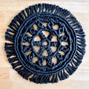 Napperons en macramé bleus élégants, style bohème chic, pour la décoration de table de cuisine, salle à manger et salon - Product Image 1