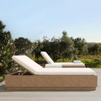 Chaise longue d'extérieur moderne en bois avec dossier réglable et coussin blanc