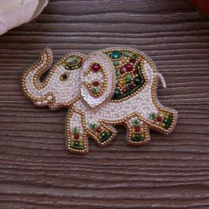 Broche tendance faite à la main avec perles pour femmes, style élégant à prix abordable - Product Image 2