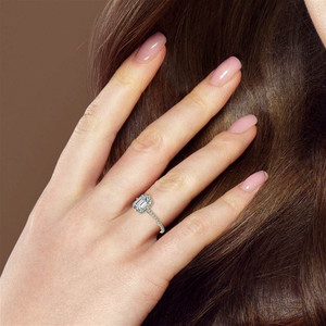 แหวนหมั้นเพชรทรงเหลี่ยมมรกต 18k ทองคำแท้สีเหลือง ประดับเพชรเลี้ยงในห้องปฏิบัติการ สวยงามเป็นธรรมชาติ น่ารัก ได้รับการรับรองจาก IGI เหมาะสำหรับงานแต่งงาน - Product Image 6