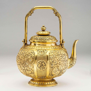 Théière en or poli sophistiquée avec un design côtelé moderne et une becquetée élégante. Disponible aux prix de gros. - Product Image 3