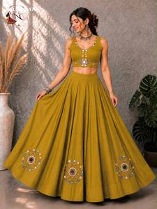 Tenue de fête en soie romaine avec de riches broderies à la main et miroirs réels - Lehenga choli - conçu pour les célébrations festives - Navratri - En vente - Product Image 5
