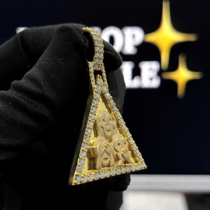 Colgante de Plata de Ley 925 HIPHOP SPARKLE con Tres Monos Sabios, Moissanita VVS, Triángulo con Incrustaciones de Diamantes, Chapado en Oro Rodio, Estilo Hip Hop - Product Image 2