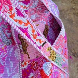 Pink Floral <b>Patchwork</b> Duffel <b>Bag</b> Large Capacity Zipper Closure Weekender Travel <b>Bag</b> Textile Material - Product Image 5