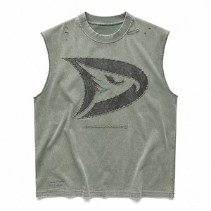 Camiseta sin mangas de algodón lavado estilo Y2K |   Camiseta sin mangas extragrande estilo muscle tee |   Gráfico de escudo gótico y detalle de remaches metálicos |   Ropa Urbana Desgastada - Product Image 3