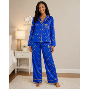 Conjunto de Pijama para Mujer con Estampado de Corazones Azules de la Hermandad Sigma Gamma Rho, con Botones al Frente, Manga Larga, Cuello con Muescas y Ribete en Contraste - Product Image 5