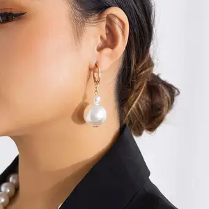 Anting-anting Juntai liontin mutiara imitasi elegan anting-anting logam warna emas Vintage untuk wanita hadiah pesta pernikahan 2024