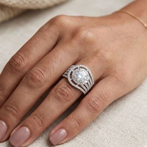 Bague de mariage unisexe Gemvanity SR1456 en or 14 carats plaqué or, sertie de moissanite taille brillant classique, style Chanel, pour femme - Product Image 4