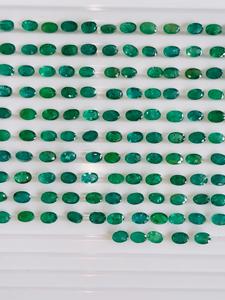 Esmeralda natural ovalada de 6x4 mm, 78.89 quilates, color verde intenso premium, piedras preciosas calibradas de alta calidad, lote de gemas a juego. - Product Image 3
