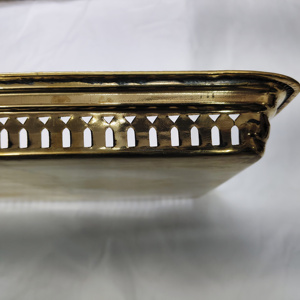 Plateau de service rectangulaire perforé plaqué or de qualité supérieure avec logo des Émirats gravé sur mesure et motif filigrané - Product Image 5