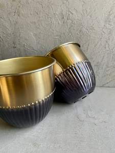 Jardinière en métal durable pour plantes d'intérieur et d'extérieur, avec un matériau haute résistance et un design élégant - Product Image 2