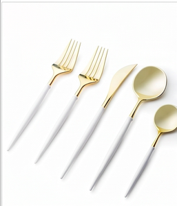 Ensemble de couverts modernes en or avec manches blanches, compatibles lave-vaisselle, pour mariage et dîner. - Product Image 1