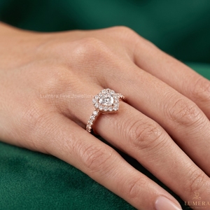 Bague en forme de cœur micro-pavée étincelante avec zircon CZ plaqué or rose pour femme, idéale pour mariage et fiançailles - Product Image 1