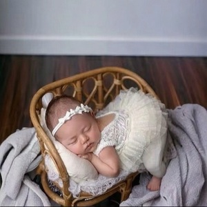 Lit de jour en bambou personnalisable avec rembourrage en coton, durable et confortable, style traditionnel, idéal comme accessoire de photographie pour bébés. - Product Image 1