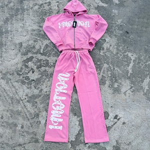 Conjunto de chándal de streetwear personalizado con pedrería, de forro polar grueso, con sudadera con capucha de cremallera completa con cristales incrustados y pantalones de chándal estampados de pierna ancha - Product Image 1
