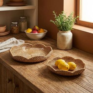Ensemble de plateaux à fruits en rotin vintage faits à la main, décorés de motifs festonnés, et de bols de service en osier de luxe en forme de fleur, durables, pour la cuisine et la salle à manger au quotidien - Product Image 4