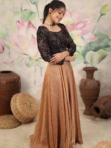 Ensemble Lehenga Choli brodé très demandé pour femmes, tenue ethnique de créateur pour occasions festives, disponible à la vente - Product Image 3
