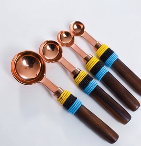 Cucharas medidoras de cobre premium con mangos de madera y envolturas de cuentas de colores para uso en la cocina. - Product Image 5