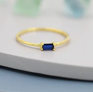 Anillo Minimalista de Plata de Ley con Circonita Cúbica Azul Zafiro en Forma de Baguette, en Plata o Oro - Product Image 4