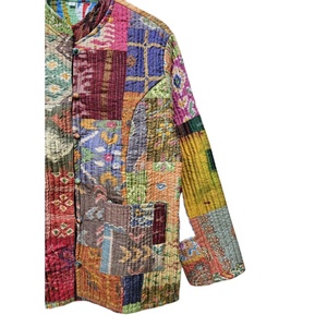 Veste réversible en patchwork de soie vintage tendance faite à la main, col en V, matelassée Kantha, pour femmes, en coton respirant et écologique - Product Image 3