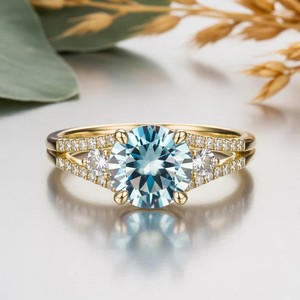 แหวนหมั้นหรูหราประดับเพชรโมอิสซาไนต์ทรง Azura ชุบทองคำ 18K บนตัวเรือนเงินแท้ - Product Image 1