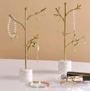Présentoir à bijoux en métal de style designer, organisateur en forme d'arbre pour colliers et boucles d'oreilles - Product Image 1