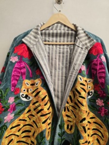 Veste Suzani en velours bleu sarcelle pour femme, broderie florale tigre faite à la main, style bohème ethnique, vêtement d'extérieur de créateur, exportateur en gros B2B - Product Image 4