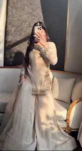 Ensemble de costume fantaisie en soie satinée coréenne de qualité supérieure, avec broderie à la main et travail de sequins - Product Image 5