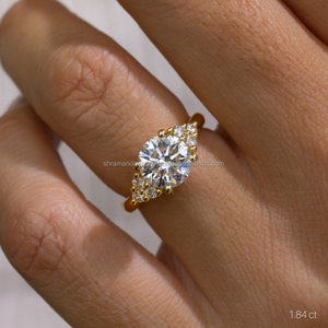 Bijou de promesse et d'anniversaire pour femme en or massif 10K, serti pavé à griffes, avec moissanite taillée et pierres latérales en diamant VVS - Product Image 3