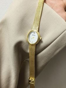 Montre de luxe pour femme en acier inoxydable à quartz, boîtier ovale, cadran en cristal, style rétro, dorée, résistante à l'eau 3 ATM, tendance influenceur - Product Image 3