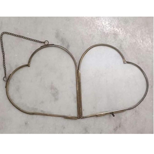 Cornice a Specchio in Metallo a Forma di Cuore, Riflettente, Finitura Ottone, Orientamento Verticale, Cornice Speciale con Finitura Anticata, Vetro Trasparente - Product Image 3