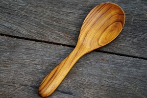 Cuillère en bois lisse et légère, artisanale, taille repas, technique polie par Crescent Crafts - Product Image 2