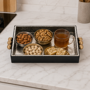 Bandeja de Servicio Decorativa de Lujo en Dorado con Base de Vidrio, Marco de MDF y Asas de Metal |   Elegante Bandeja Organizadora para Decoración del Hogar y Hoteles - Product Image 3