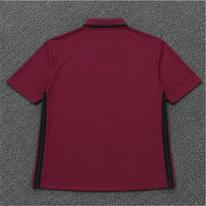 เสื้อโปโลแขนสั้นสีแดงสำหรับผู้ชาย ผ้าถักโพลีเอสเตอร์ แห้งเร็ว สีพื้น สไตล์ลำลอง แต่งขอบสีดำ - Product Image 2