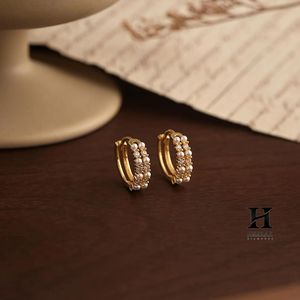 Elegantes Aros Huggie con Perlas y Diamantes – Oro de 14k con Diamantes Certificados – Fabricante de Joyería Fina - Product Image 1