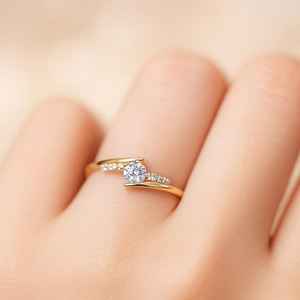 Anillo de compromiso elegante con diamante redondo cultivado en laboratorio, banda delgada, para mujer, oro sólido de 14K, con engaste abierto, para boda, propuesta de matrimonio. - Product Image 5